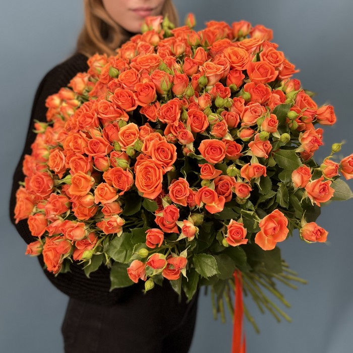 51 кустовая оранжевая роза Чарминг Бейб 60 см